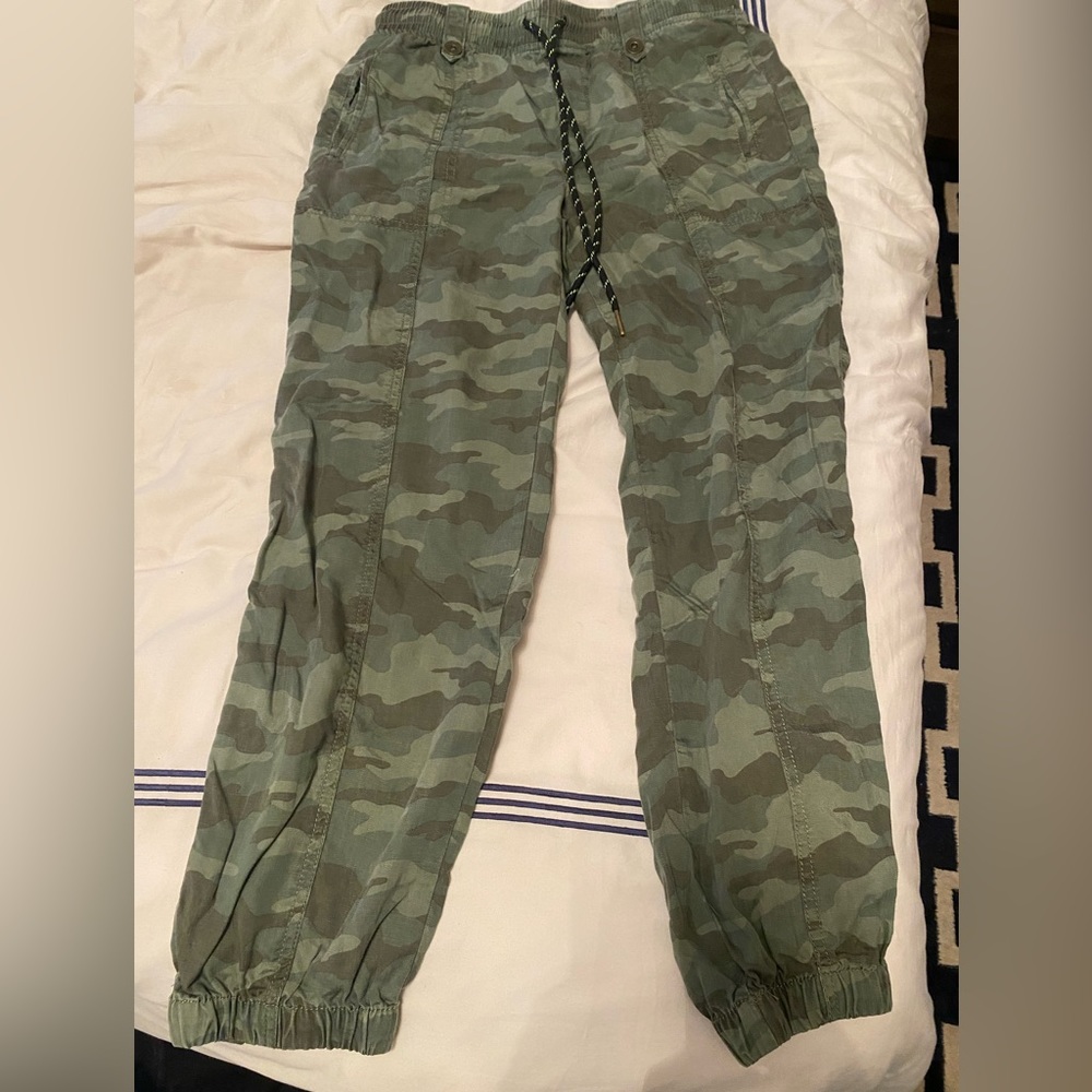 Knox Rose camouflage mid rise jogger pants size small